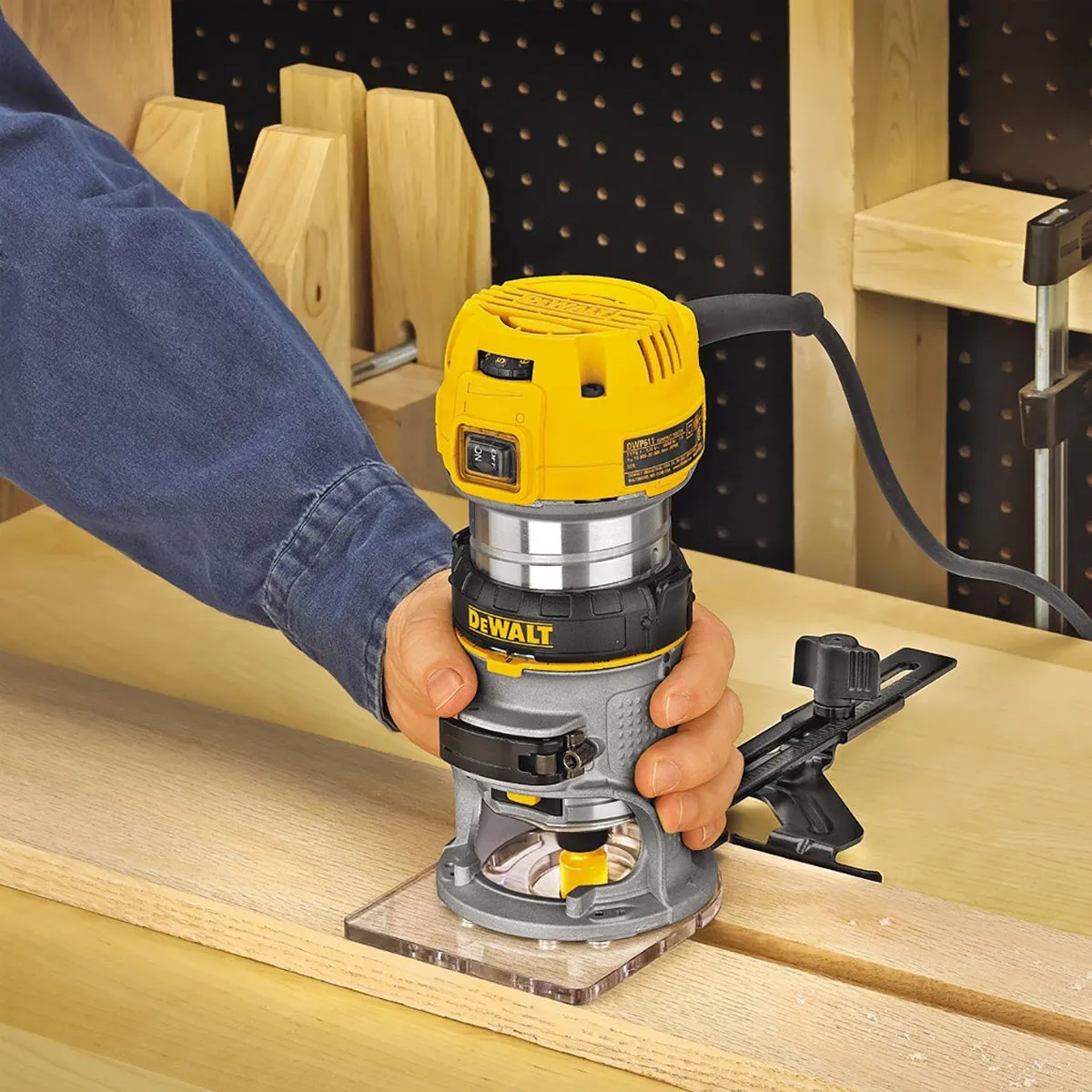 DeWalt D26200L 8mm 1/4" Compact Fixed Base V Speed Router 900W/110V